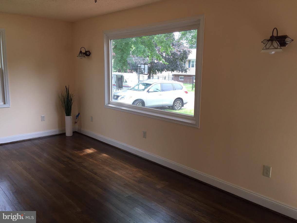 8111 Edgewater Road Clearwater Beach, MD 21226 - Photo 6 of 17 Living Room