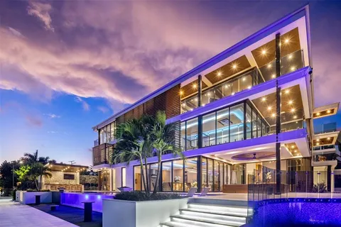 a view of a swimming pool with seating space