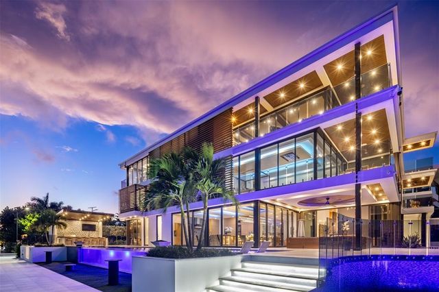 a view of a swimming pool with seating space