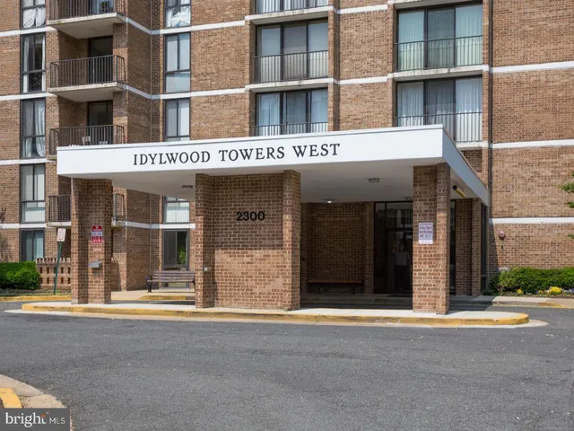 $258,000 | 2300 Pimmit Drive, Unit 102, Falls Church, VA 22043