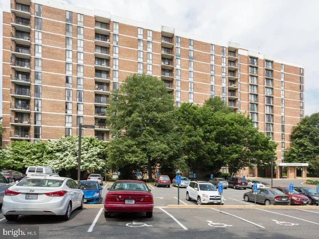 $258,000 | 2300 Pimmit Drive, Unit 102, Falls Church, VA 22043
