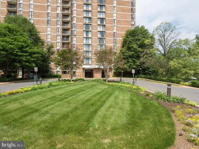 $258,000 | 2300 Pimmit Drive, Unit 102, Falls Church, VA 22043