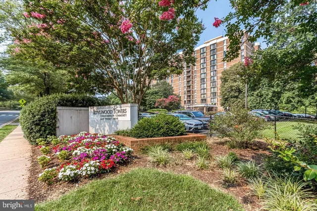$258,000 | 2300 Pimmit Drive, Unit 102, Falls Church, VA 22043