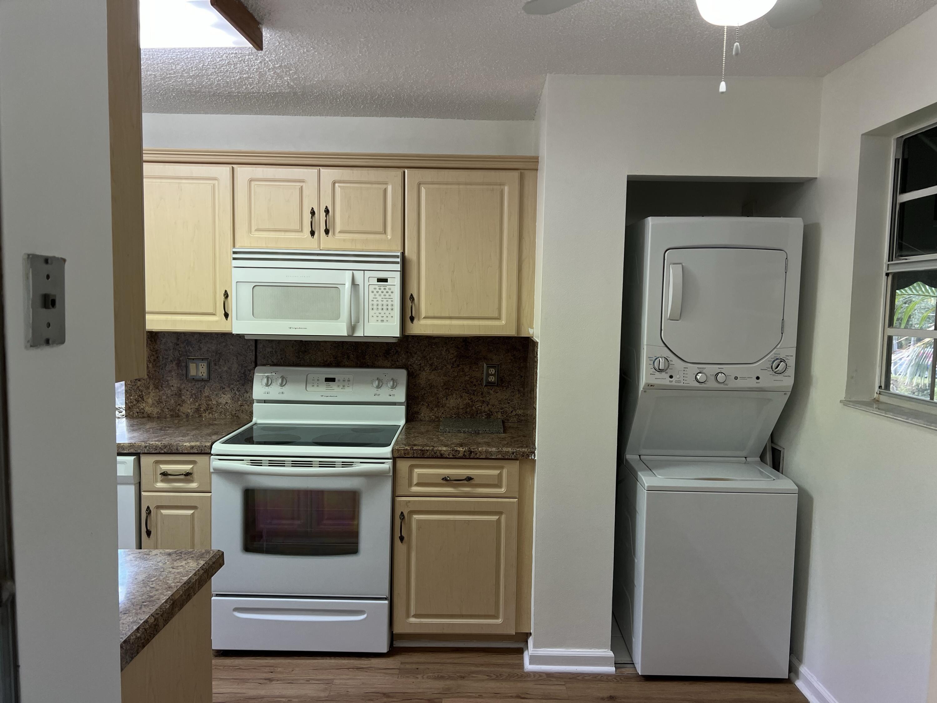 6622 Via Regina Boca Raton, FL 33433 - Photo 4 of 29 Kitchen