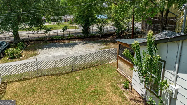 a view of a backyard