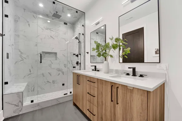 $875,000 | 5015 North Clark Street, Unit 304, Chicago, IL 60640