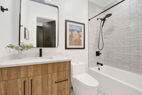 $875,000 | 5015 North Clark Street, Unit 304, Chicago, IL 60640