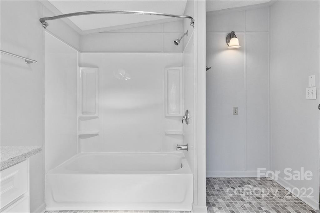 7237 Long Island Road Catawba, NC 28609 - Photo 18 of 36 a bathroom with a bathtub