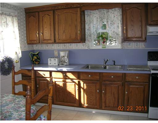 26 Colonial Road Bristol, RI 02809 - Photo 2 of 8 Kitchen.