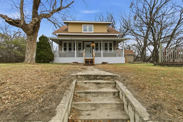 $229,900 | 117 Main Street North, New London, MN 56273