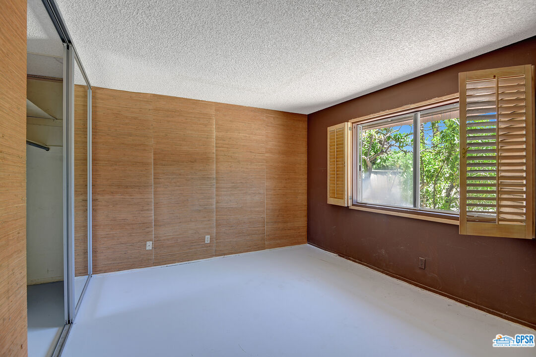 2189 East Sonora Road Palm Springs, CA 92264 - Photo 21 of 29 en empty room with windows