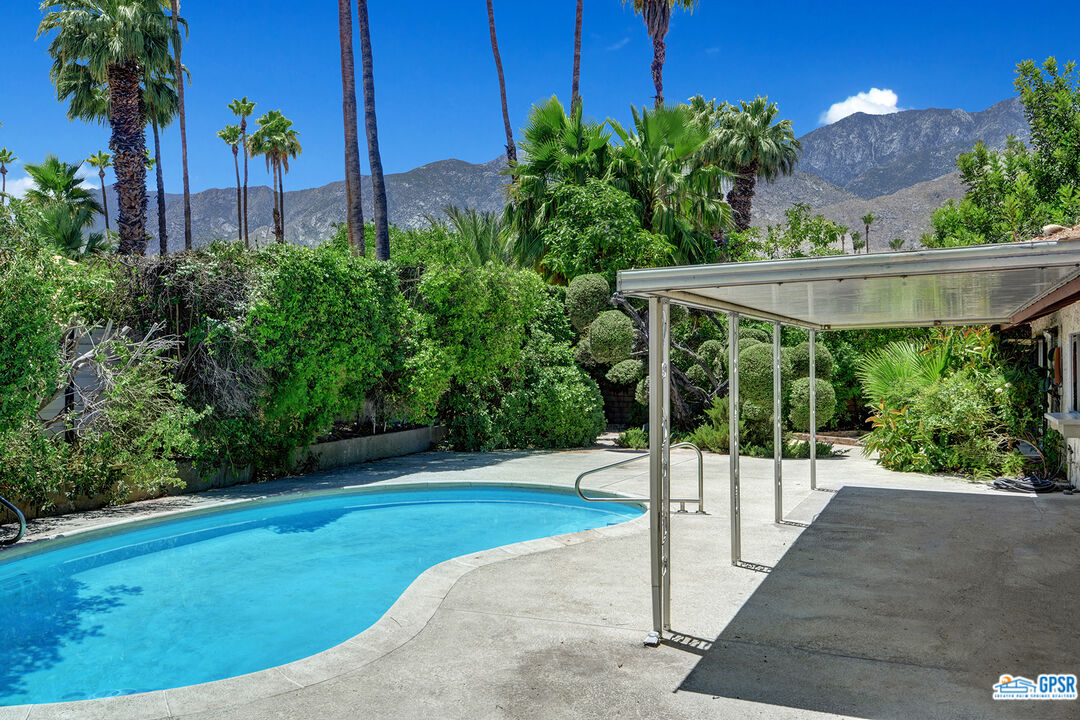 2189 East Sonora Road Palm Springs, CA 92264 - Photo 4 of 29 a view of a backyard with plants