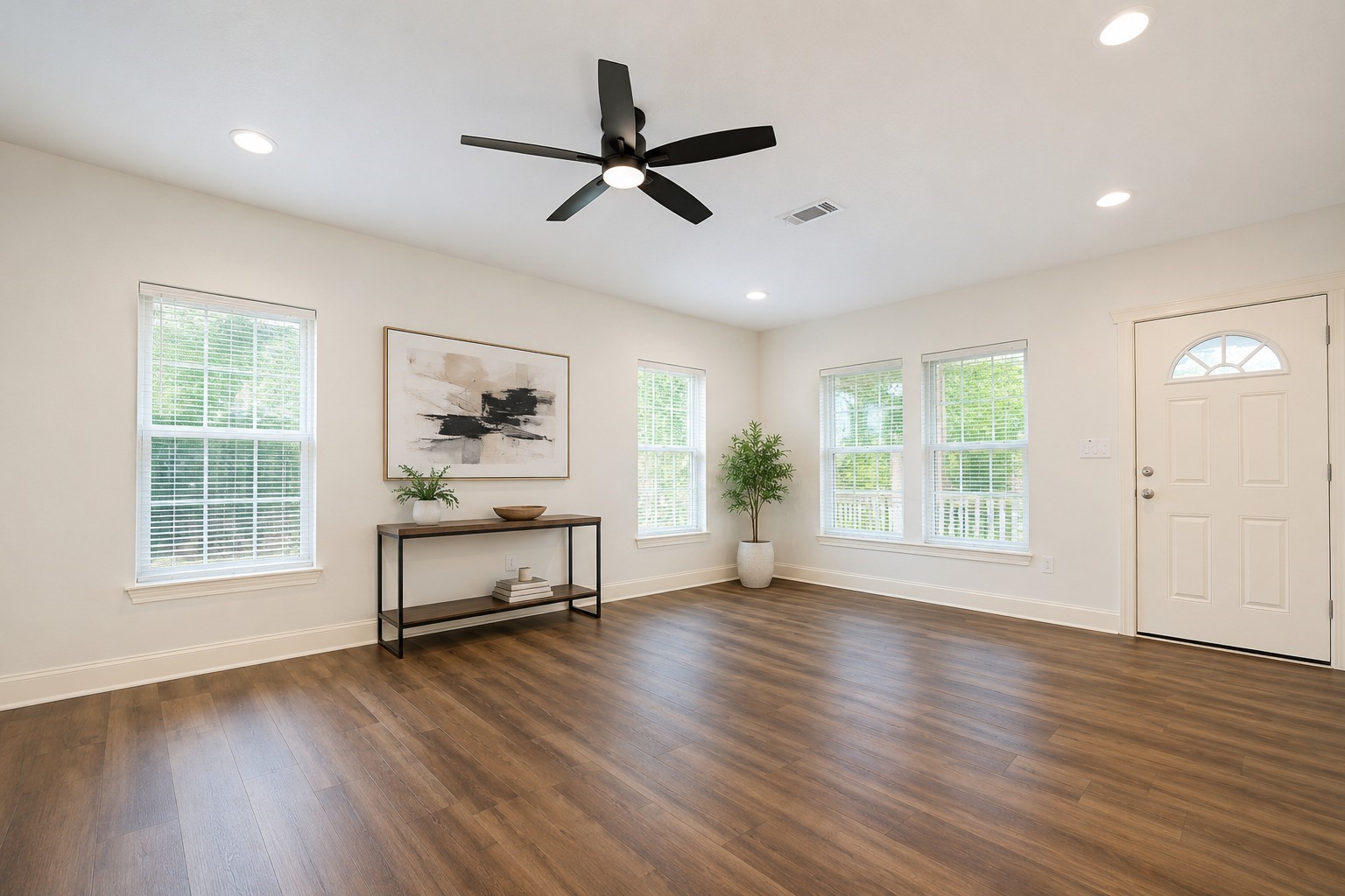 1011 North Valderas Street Angleton, TX 77515 - Photo 4 of 14 Livingroom
