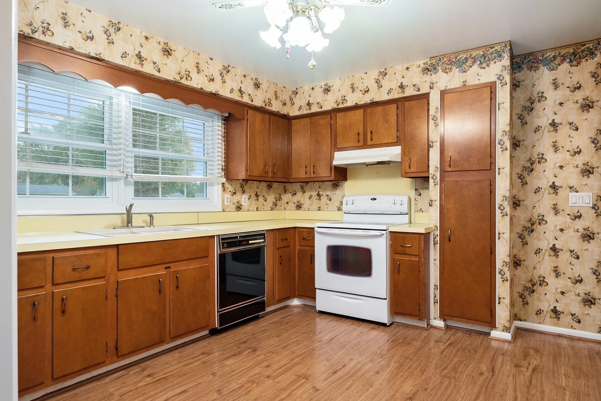 1368 Williamsburg Road Flint, MI 48507 - Photo 7 of 24 50093460-6.JPG