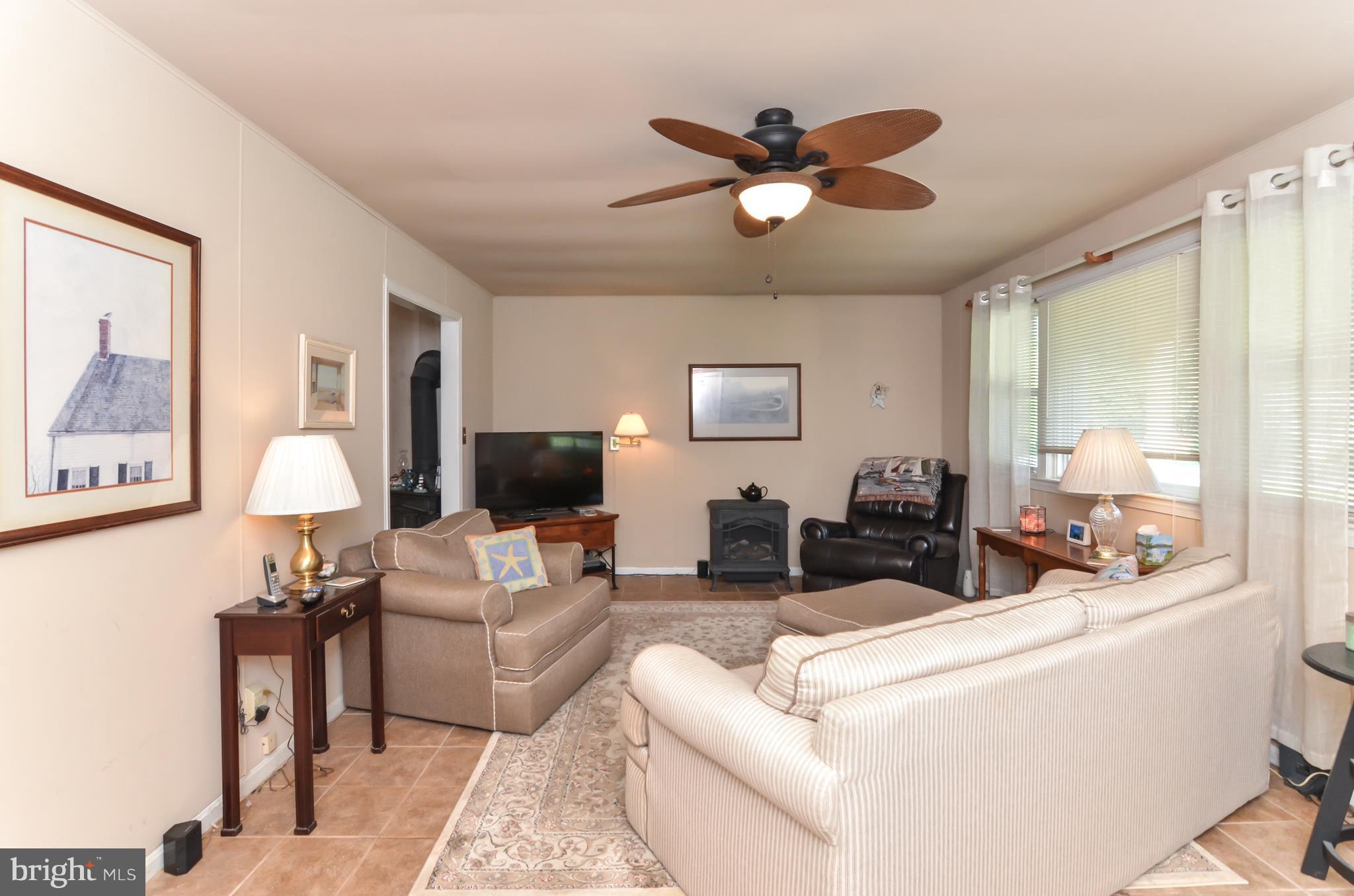 293 Chrystal Road Colonial Beach, VA 22443 - Photo 4 of 26 Living Room