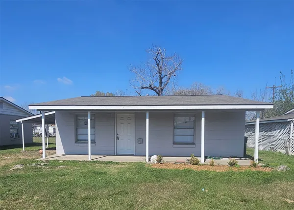 $1,300 | 1311 Fred Street, El Campo, TX 77437