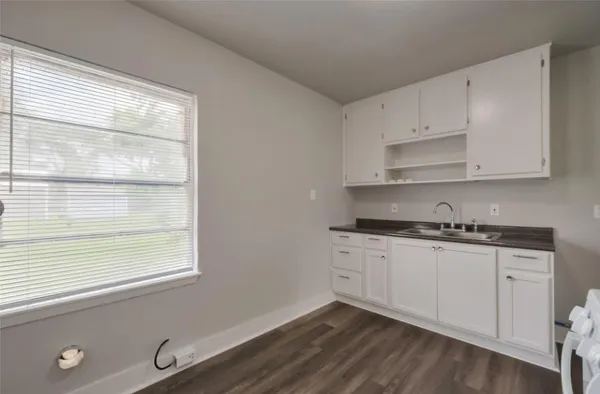 $1,300 | 1311 Fred Street, El Campo, TX 77437