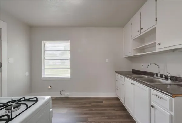 $1,300 | 1311 Fred Street, El Campo, TX 77437