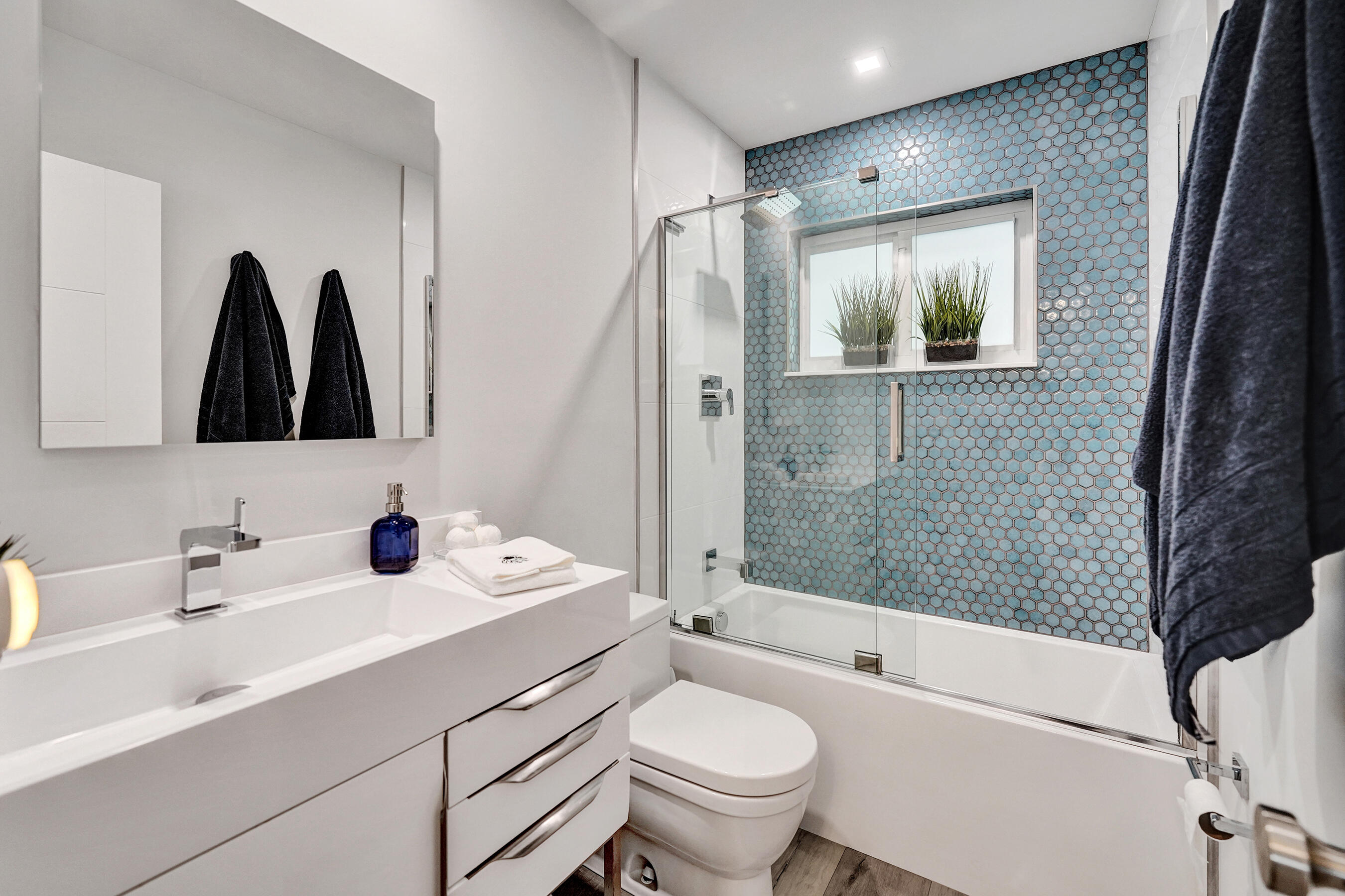381 Southeast 3rd Street Pompano Beach, FL 33060 - Photo 21 of 41 a bathroom with a sink mirror toilet and bathtub