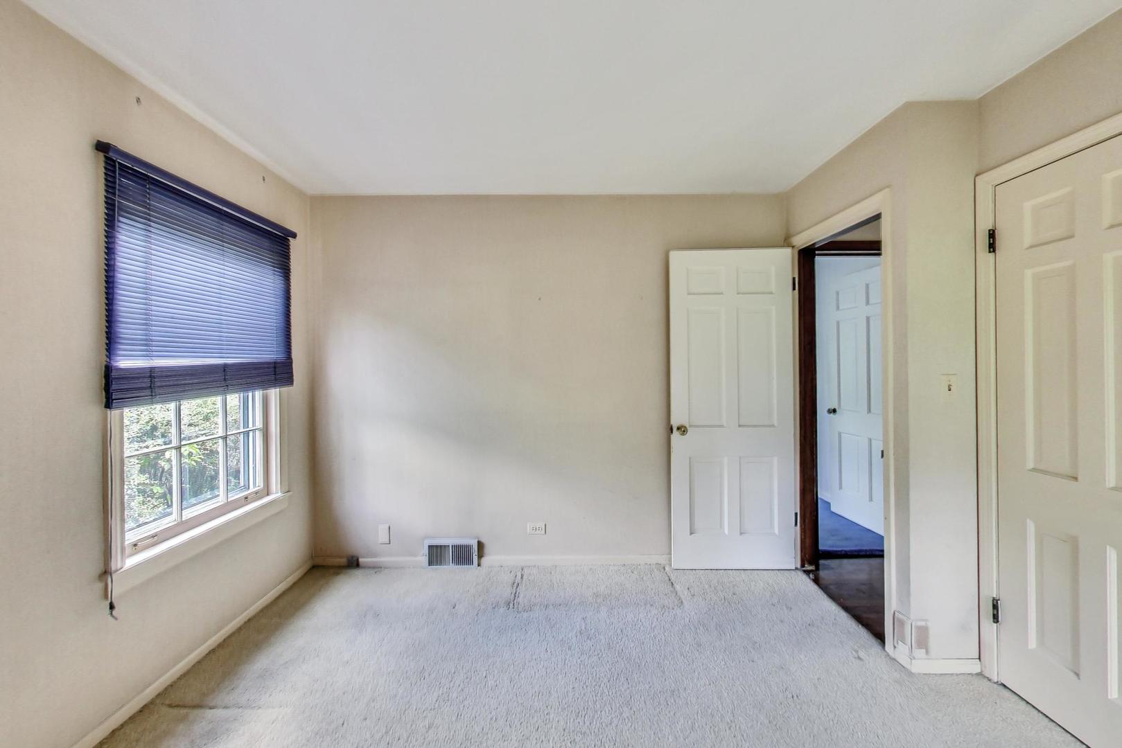 580 North Happ Road Northfield, IL 60093 - Photo 14 of 49 an empty room with windows and closet