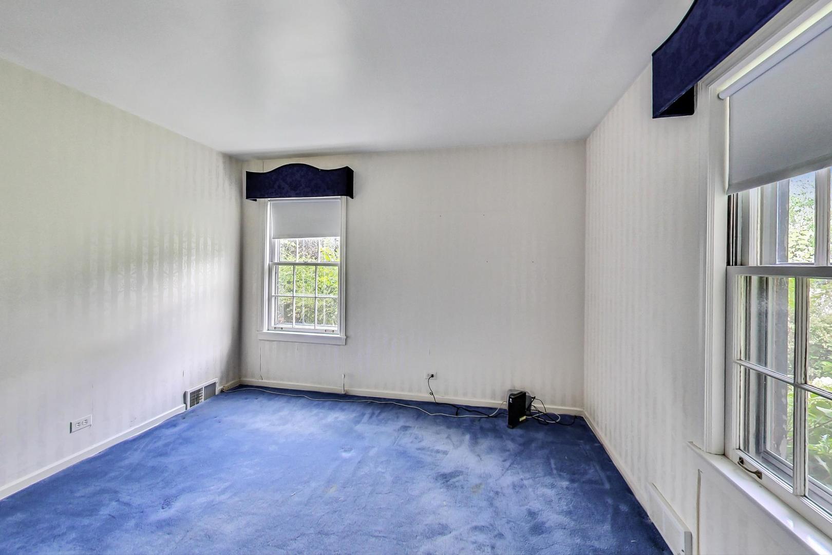 580 North Happ Road Northfield, IL 60093 - Photo 15 of 49 an empty room with windows