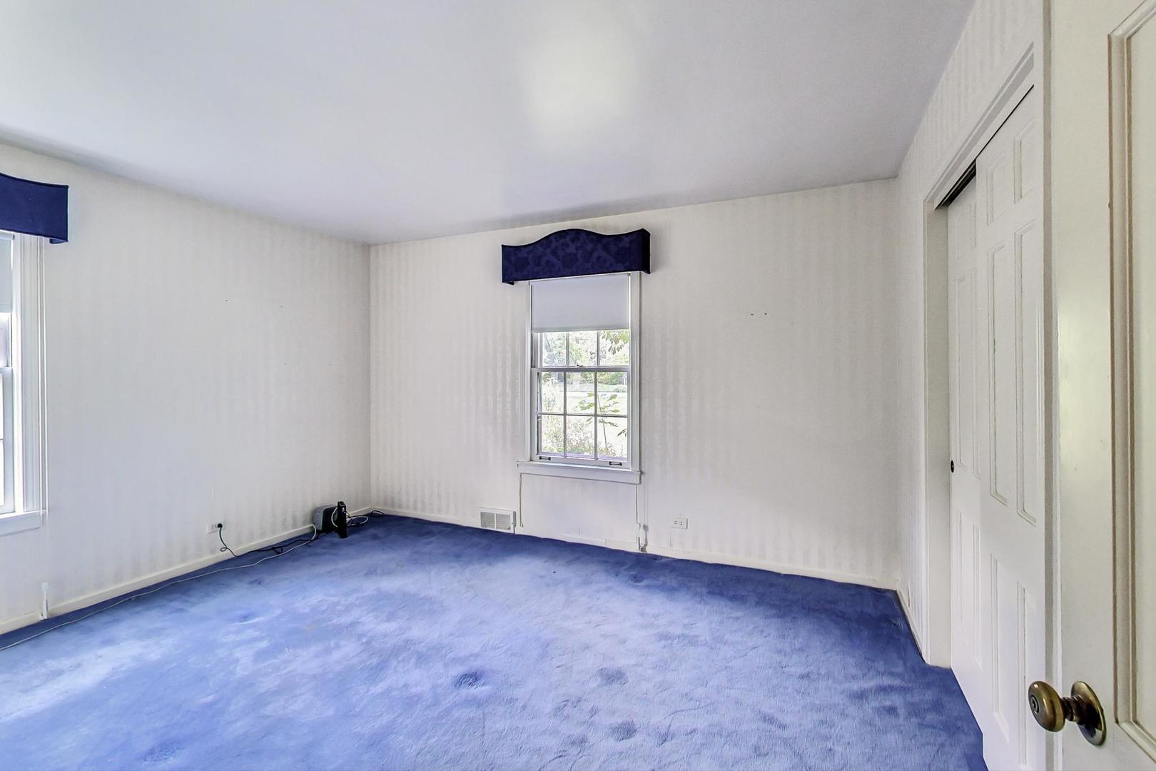 580 North Happ Road Northfield, IL 60093 - Photo 16 of 49 an empty room with windows