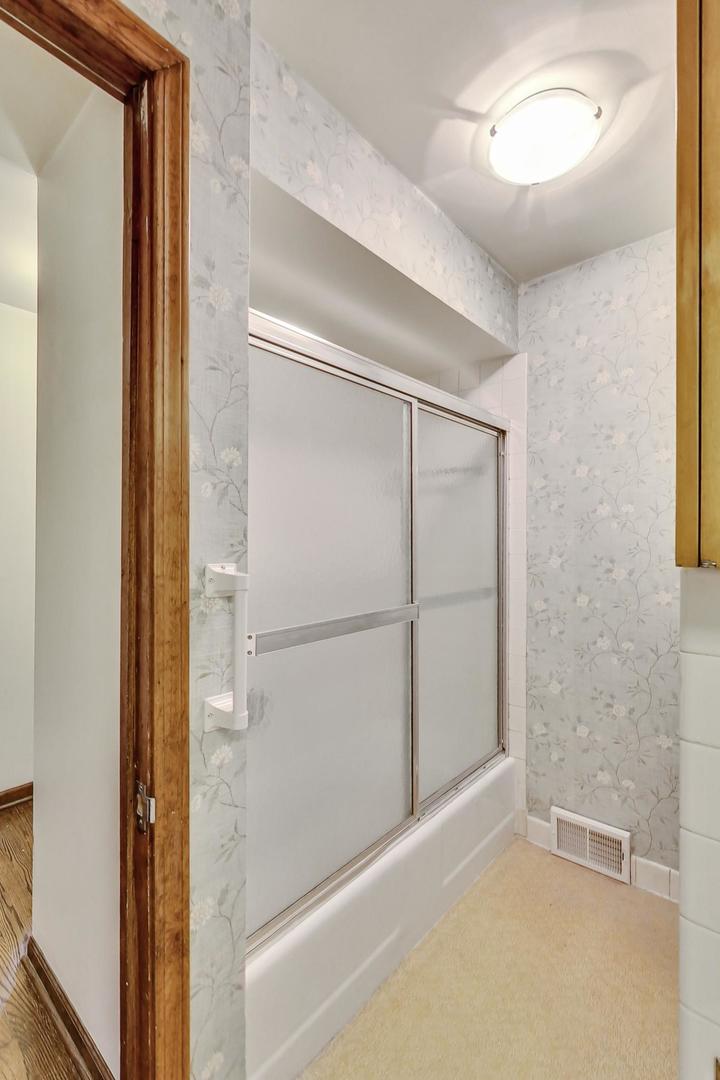 580 North Happ Road Northfield, IL 60093 - Photo 18 of 49 a view of an empty room