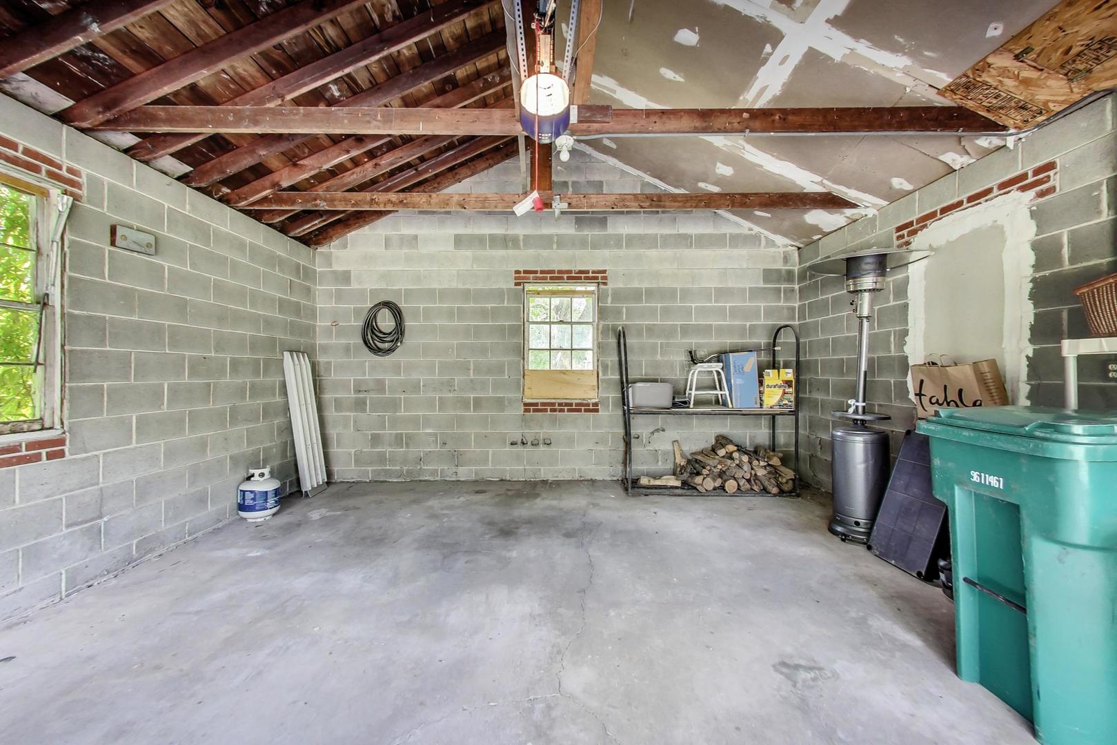 580 North Happ Road Northfield, IL 60093 - Photo 41 of 49 a view of a room with gym equipment