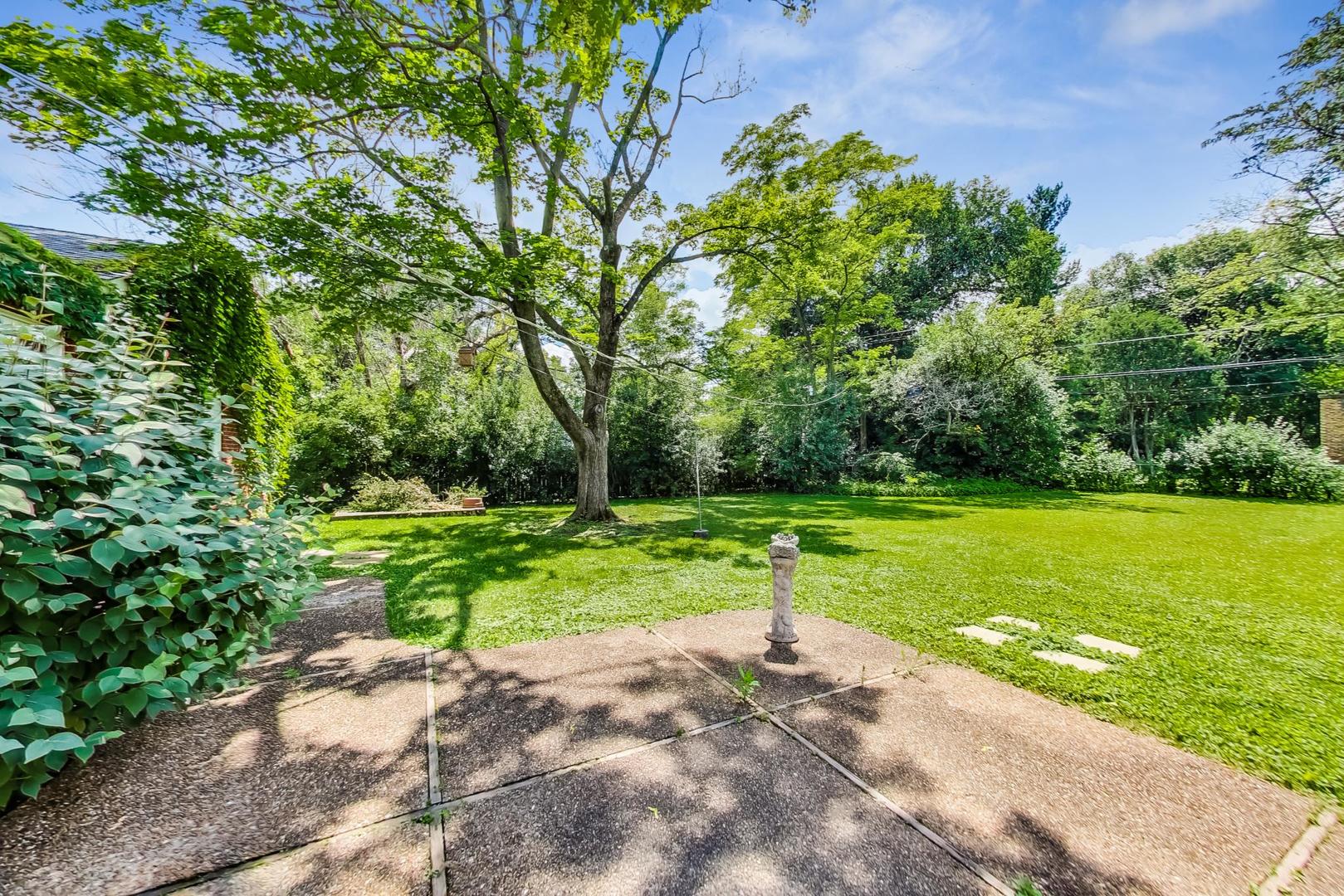 580 North Happ Road Northfield, IL 60093 - Photo 45 of 49 a view of a park with large trees
