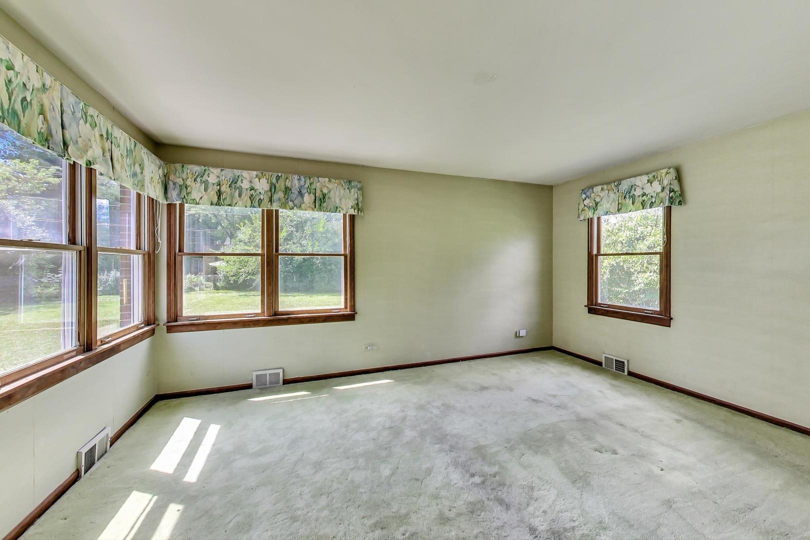 580 North Happ Road Northfield, IL 60093 - Photo 8 of 49 an empty room with windows
