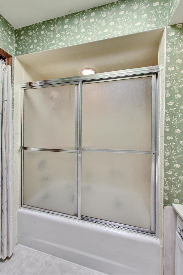 580 North Happ Road Northfield, IL 60093 - Photo 10 of 49 a bathroom with a bathtub
