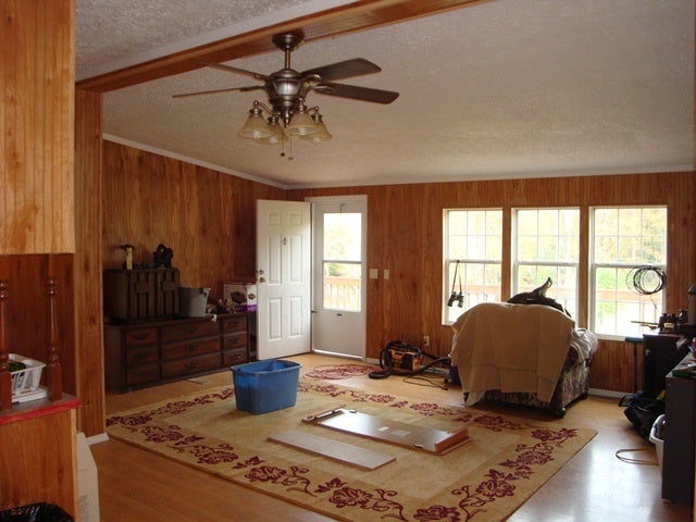 375 Big Red Road Ronceverte, WV 24970 - Photo 21 of 32 Living Room