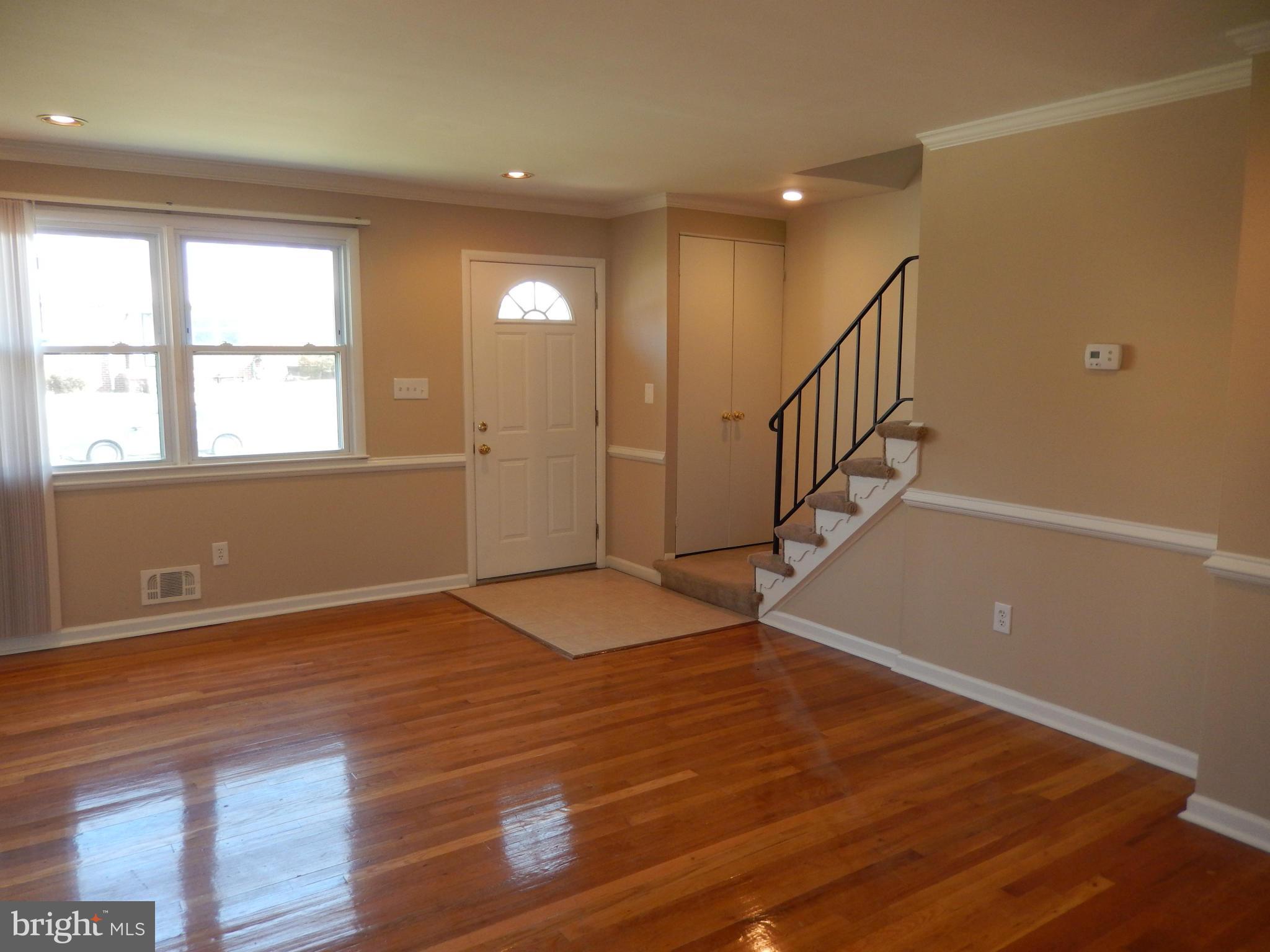 5680 Arnhem Road Baltimore, MD 21206 - Photo 12 of 30 Living Room
