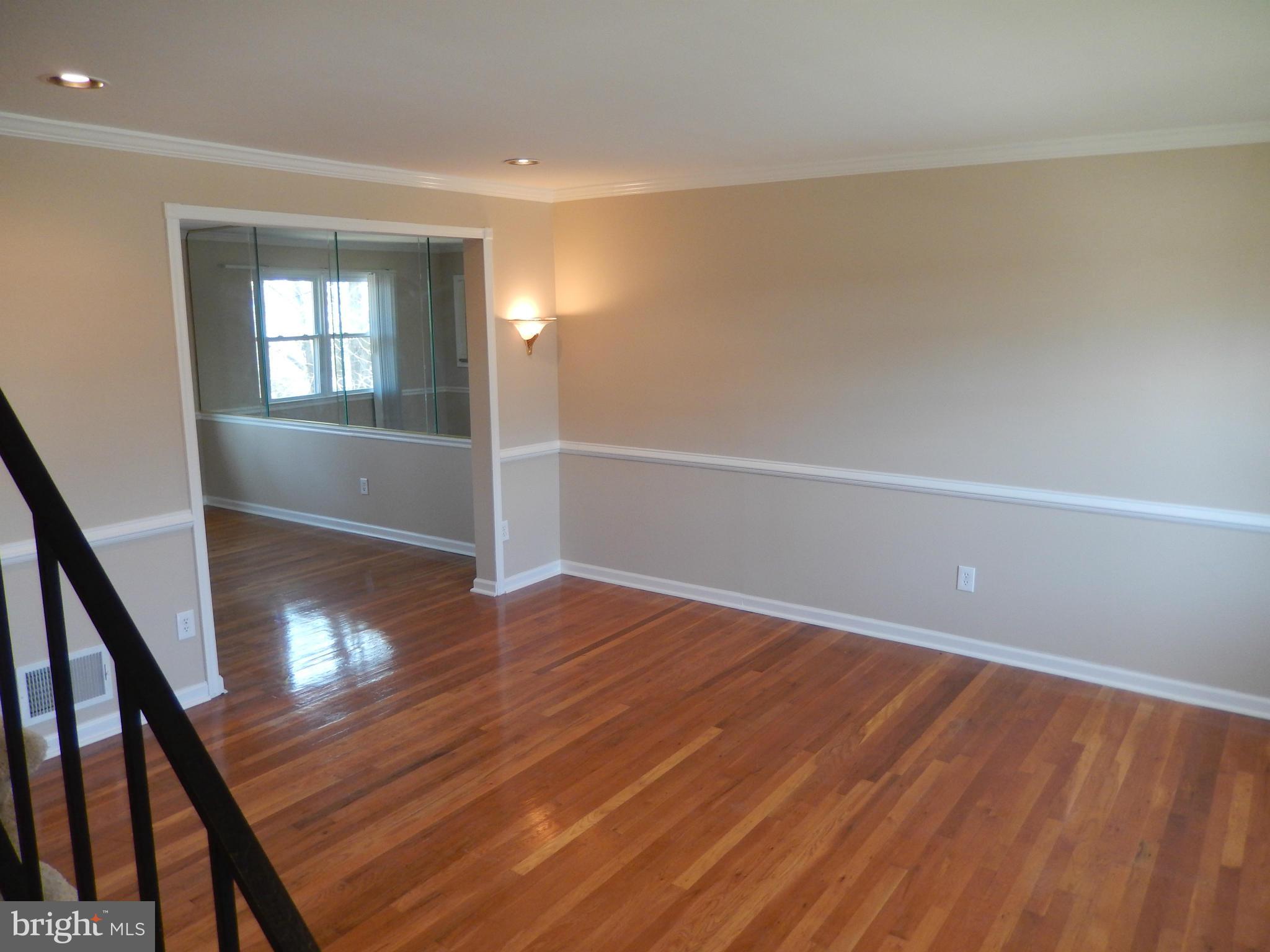 5680 Arnhem Road Baltimore, MD 21206 - Photo 13 of 30 Living Room