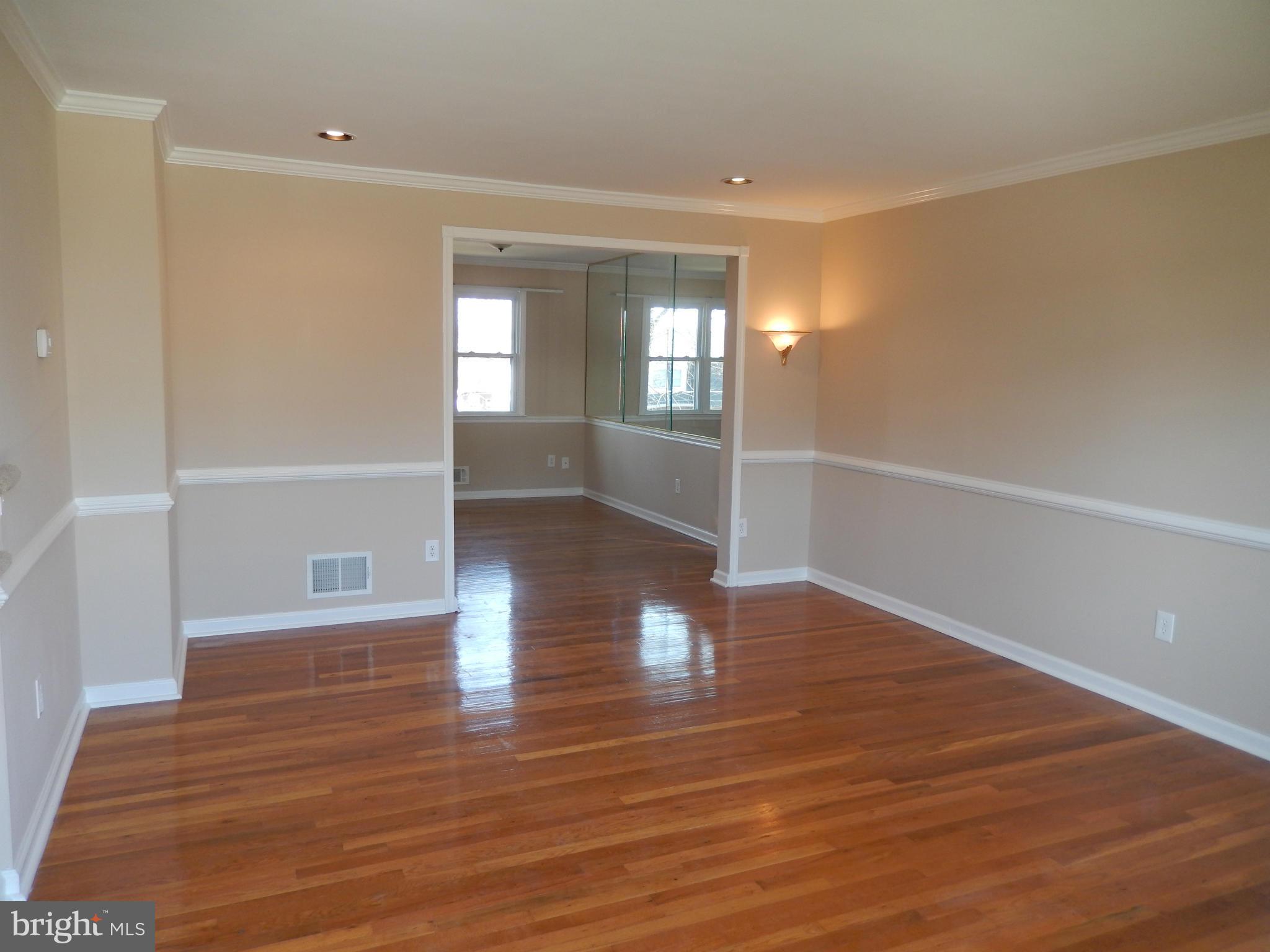 5680 Arnhem Road Baltimore, MD 21206 - Photo 14 of 30 Living Room