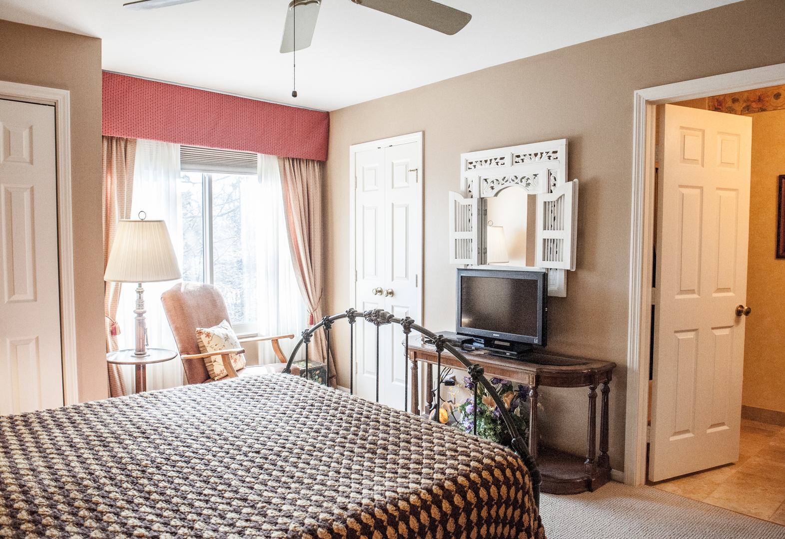 25 B Shoreline Road, Unit C345 Lake Barrington, IL 60010 - Photo 14 of 42 a bedroom with a bed a chandelier and a flat tv screen