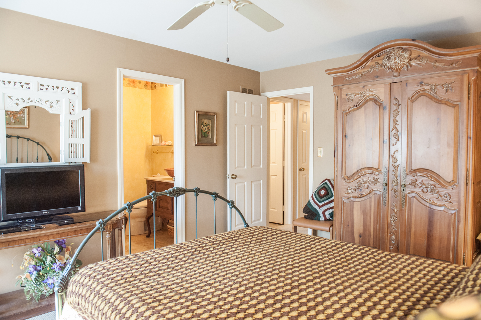 25 B Shoreline Road, Unit C345 Lake Barrington, IL 60010 - Photo 15 of 42 a bedroom with a bed a flat screen tv and a dresser