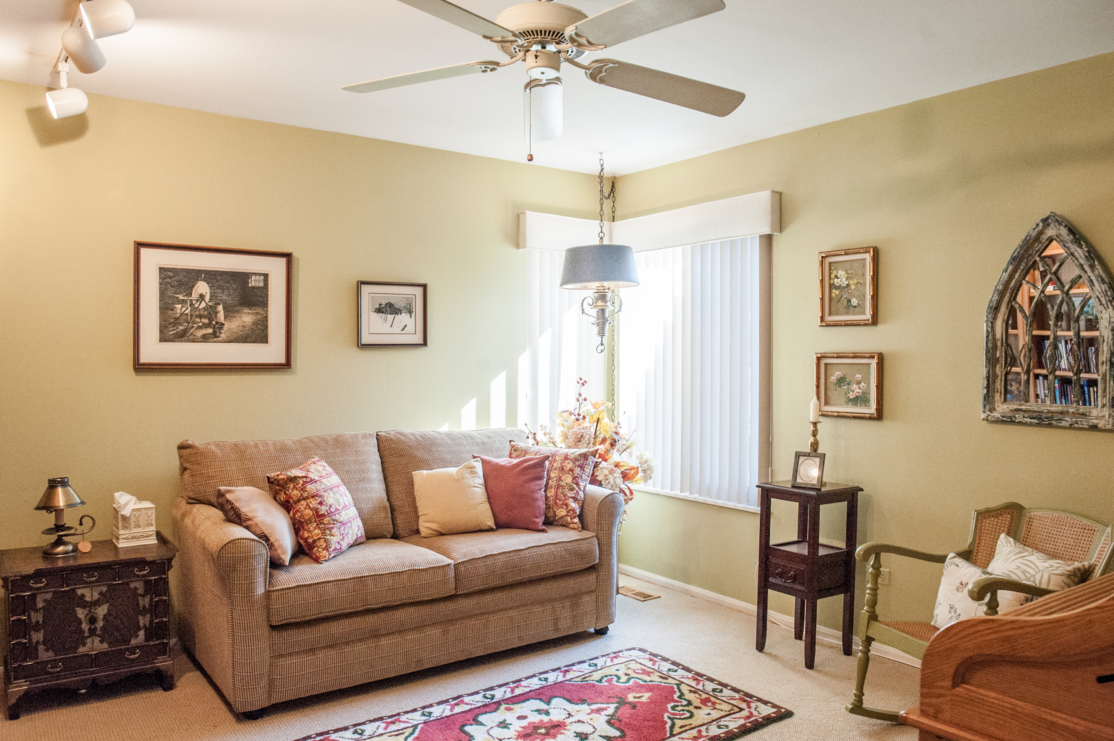 25 B Shoreline Road, Unit C345 Lake Barrington, IL 60010 - Photo 10 of 42 a living room with furniture and a chandelier
