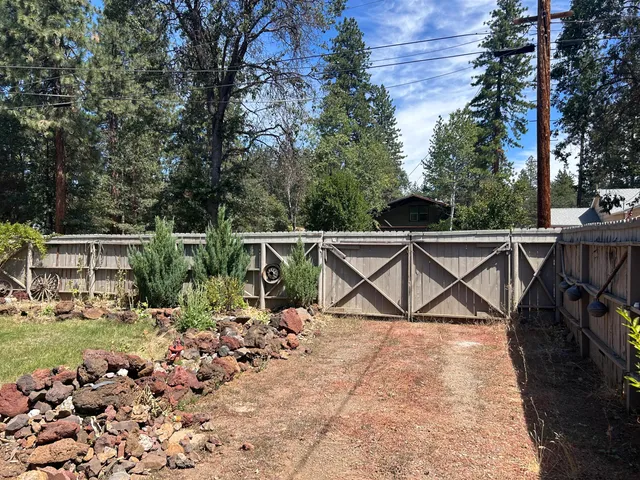 a view of a backyard