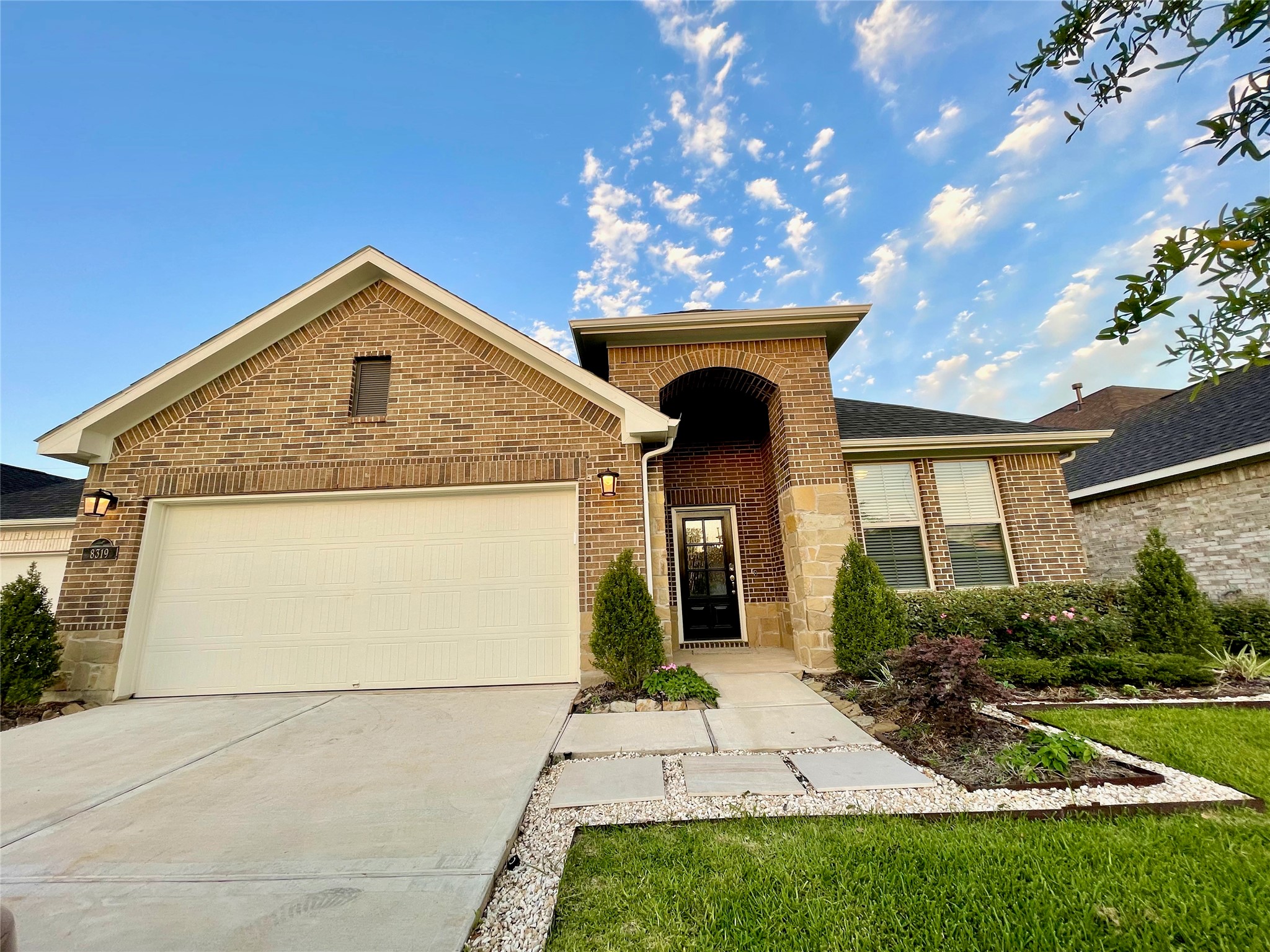 Beautiful 1 story modern home located in Polo Ranch in a cul de sac