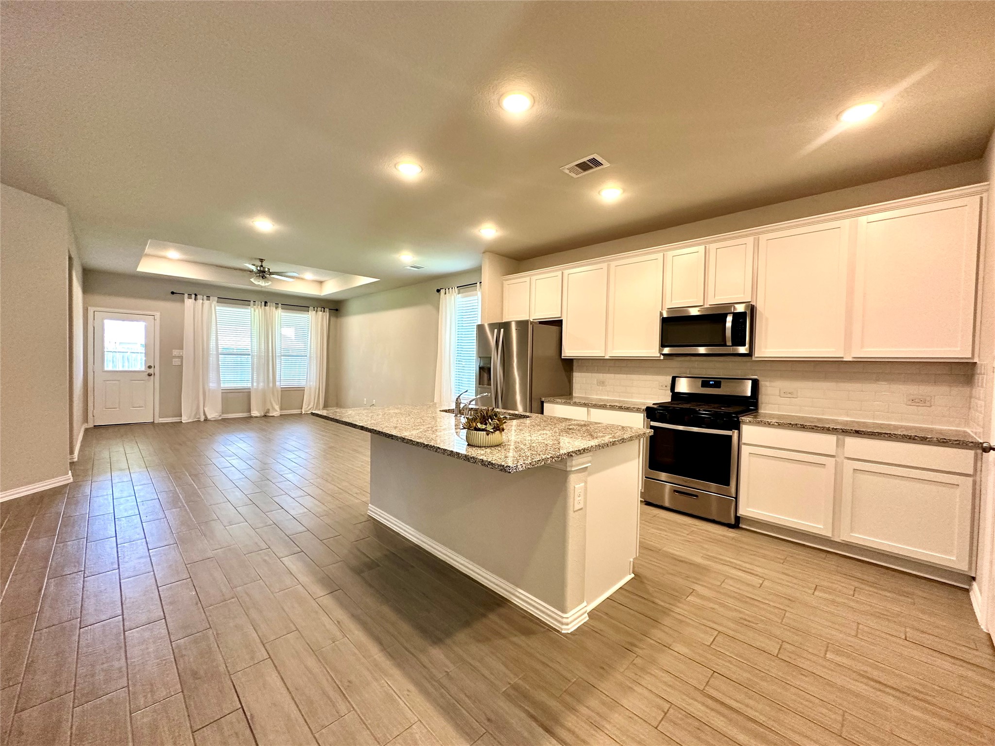 8319 Divot Trace Fulshear, TX 77441 - Photo 12 of 37 Kitchen, dining area and living area flows nicely