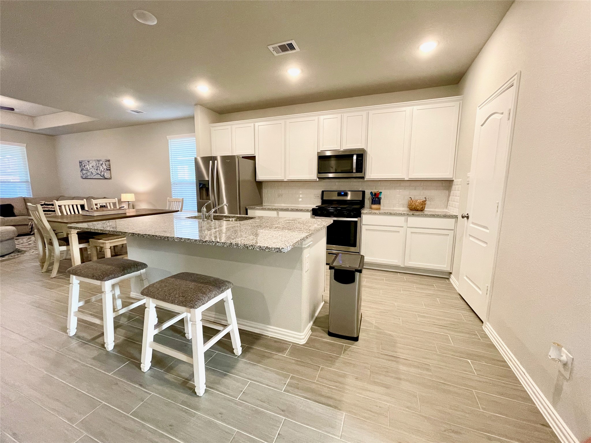 8319 Divot Trace Fulshear, TX 77441 - Photo 16 of 37 Breakfast bar in kitchen