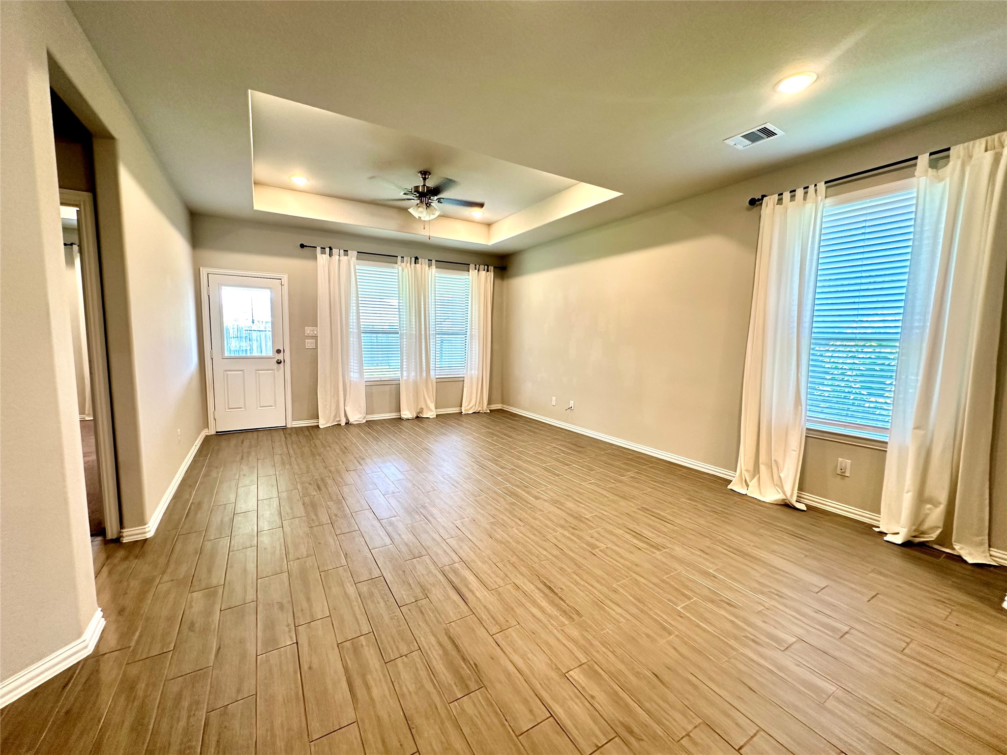 8319 Divot Trace Fulshear, TX 77441 - Photo 17 of 37 Spacious living area