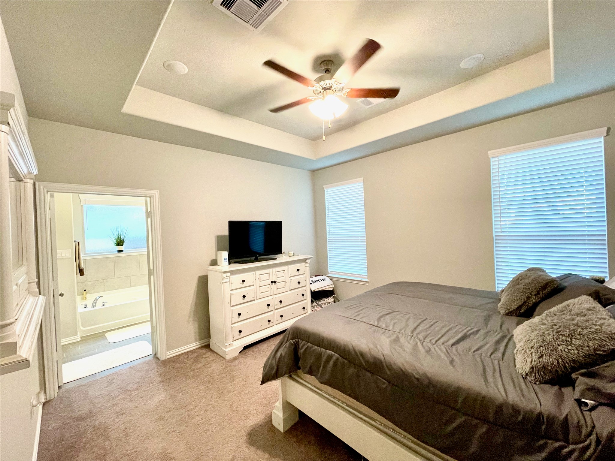 8319 Divot Trace Fulshear, TX 77441 - Photo 21 of 37 Priimary bedroom