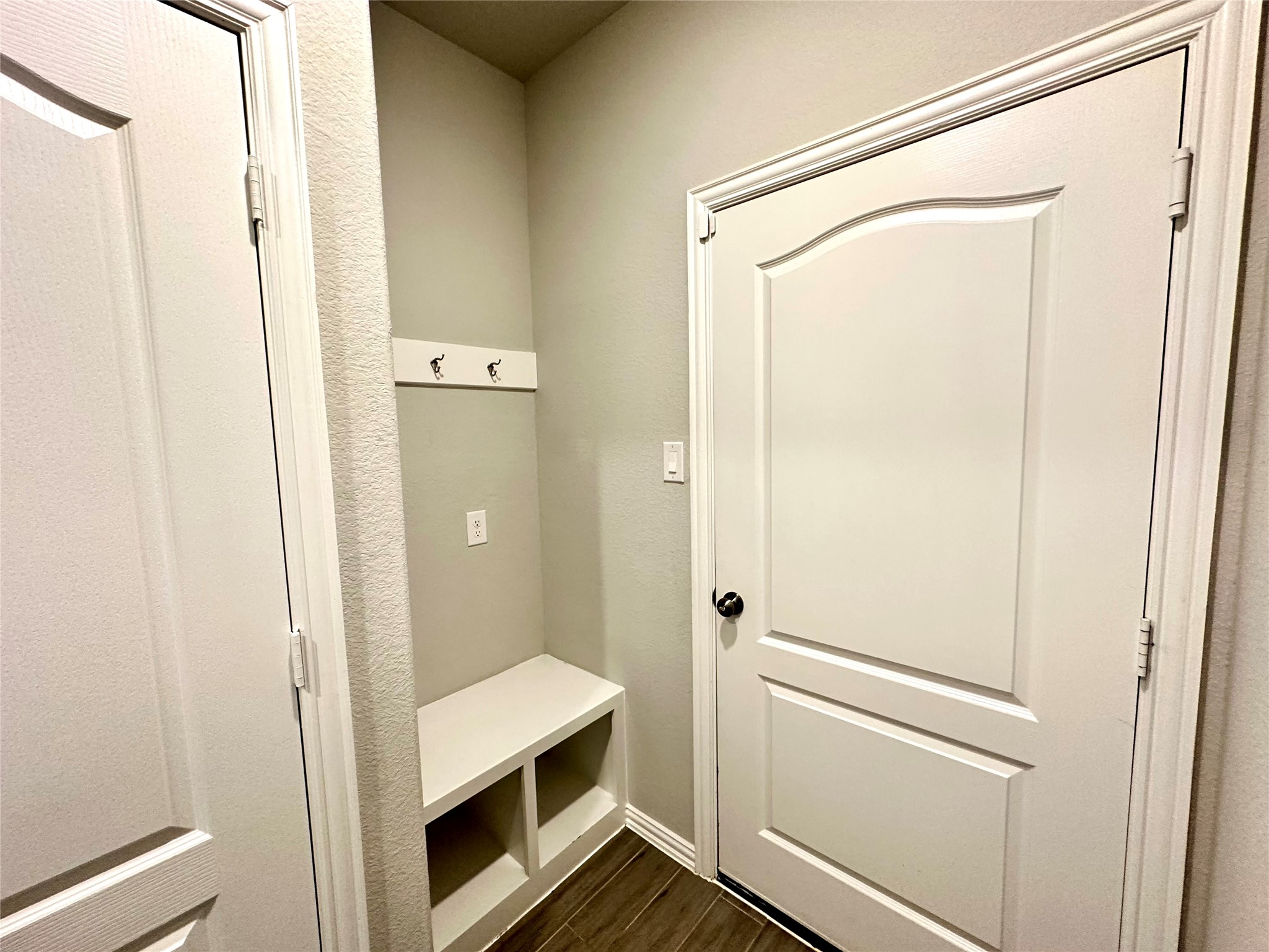 8319 Divot Trace Fulshear, TX 77441 - Photo 30 of 37 Mud area at garage door entry