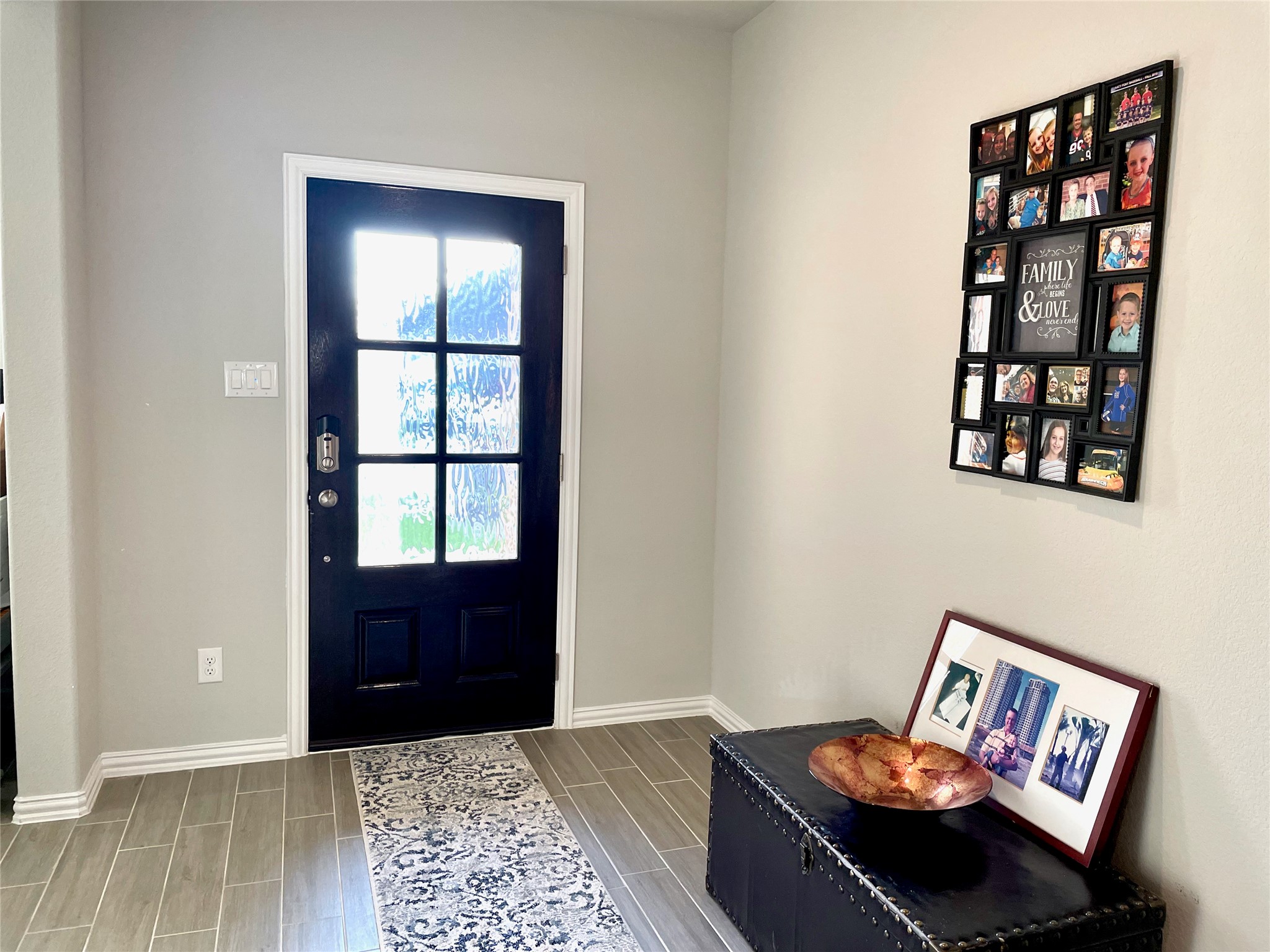 8319 Divot Trace Fulshear, TX 77441 - Photo 7 of 37 Entry hall