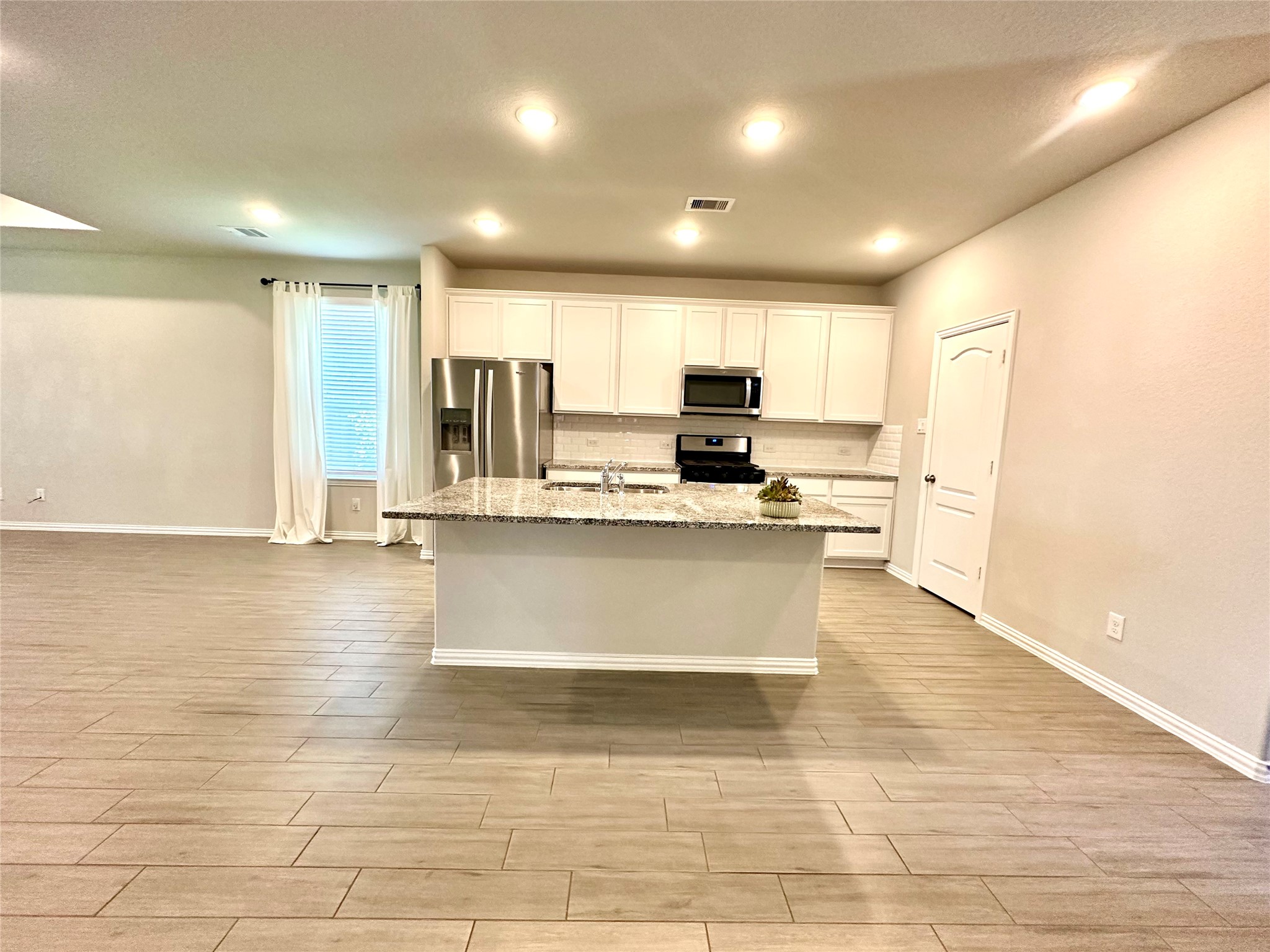 8319 Divot Trace Fulshear, TX 77441 - Photo 9 of 37