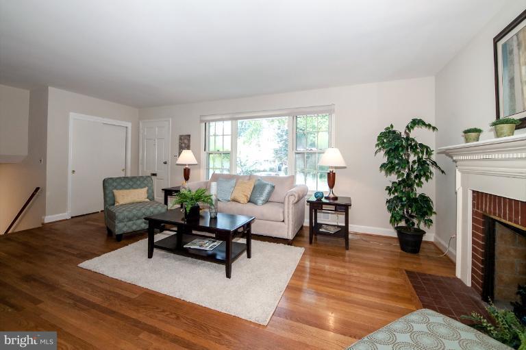 6007 Walton Road Bethesda, MD 20817 - Photo 18 of 28 Living Room
