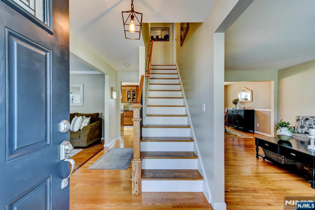 8 Loretta Lane Oak Ridge, NJ 07438 - Photo 2 of 28