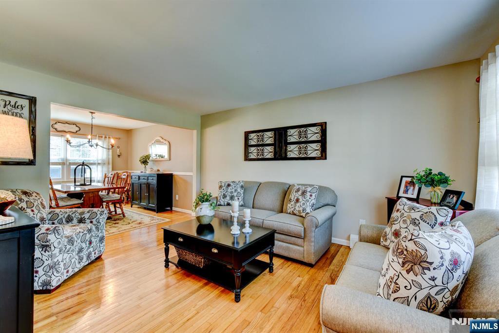 8 Loretta Lane Oak Ridge, NJ 07438 - Photo 3 of 28